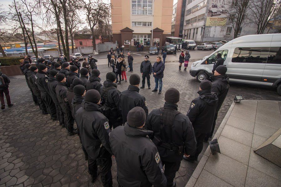 Борис Філатов передав особовому складу Нацполіції у Дніпрі два мікроавтобуси 3