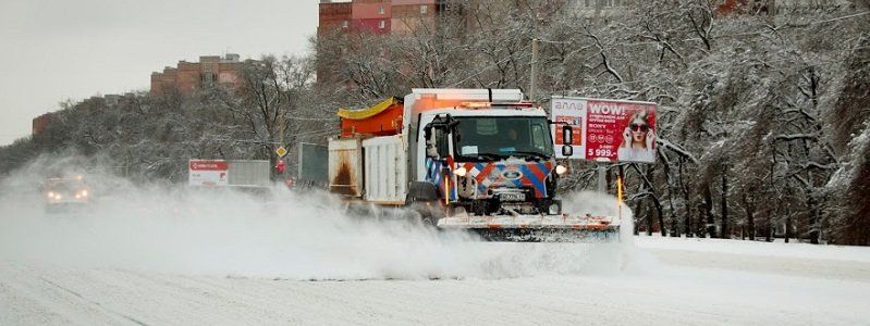 100 машин для прибирання снігу: У Дніпрі продовжують активно розчищати вулиці