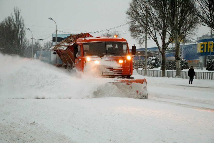 100 машин для прибирання снігу: У Дніпрі продовжують активно розчищати вулиці 2