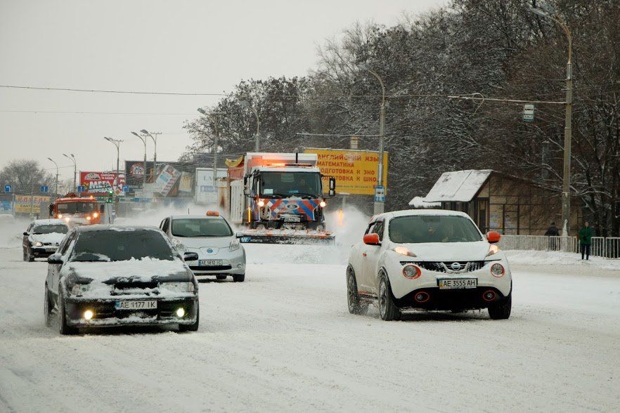 100 машин для прибирання снігу: У Дніпрі продовжують активно розчищати вулиці 3