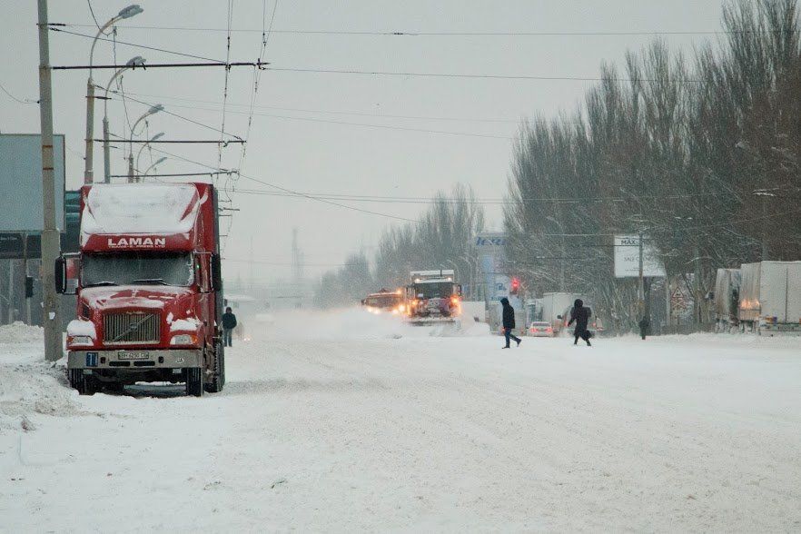 100 машин для прибирання снігу: У Дніпрі продовжують активно розчищати вулиці 4