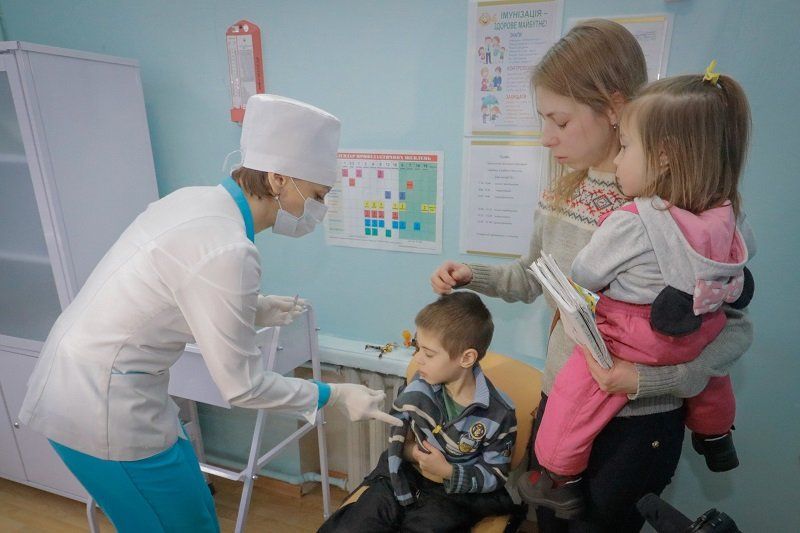 Эпидемии кори нет: Борис Филатов проверил ход вакцинации в Днепре 4