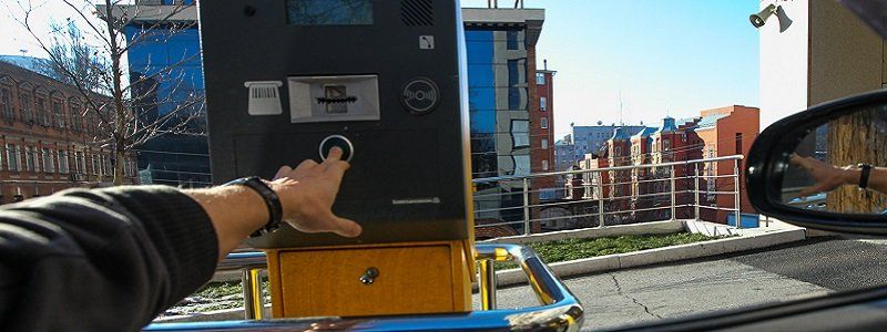 Парковками Днепра хочет заняться высокотехнологичное оборонное предприятие