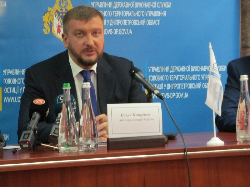 Министр Петренко готов каждому алиментщику вручить по метле 1