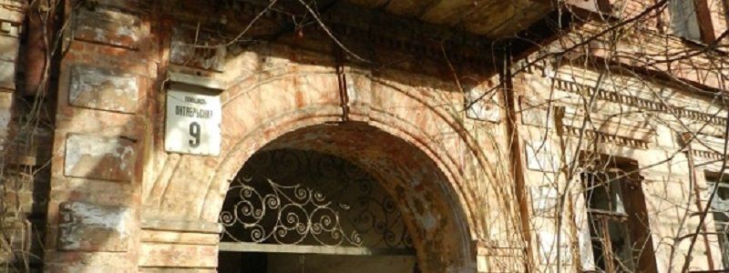 Кому принадлежит заброшка на Соборной площади в Днепре