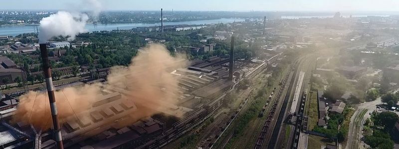 На проспекте Сергея Нигояна в Днепре люди дышат  коктейлем серы и азота