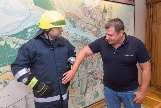 Законно ли чиновникам горсовета Днепра предписали улыбаться и носить юбки ниже колен 1