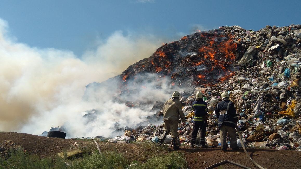 4 дня горит свалка под Новомосковском: кто виноват и есть ли спасение 5