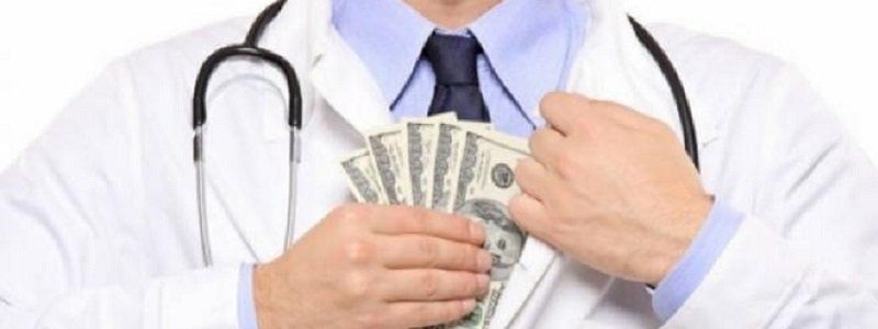 В Днепре врачу-хирургу вынесли приговор за липовые медосмотры и справки