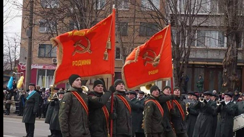 На Днепропетровщине судят красные знамена 3