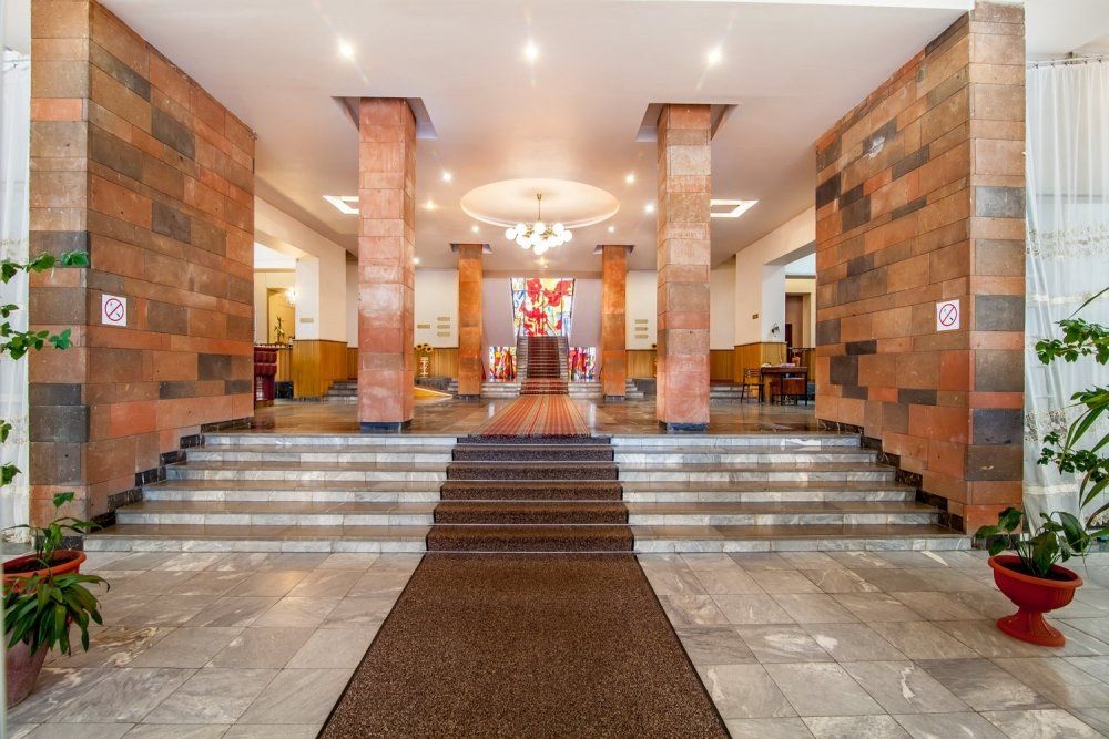 Отель Жовтневый в Днепре продадут с аукциона за долги Коломойского 2