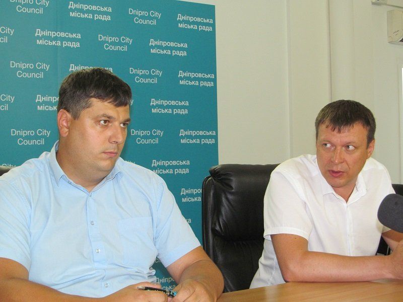 Директора департамента транспорта и транспортной инфраструктуры Днепровского горсовета Игорь Маковцев и начальник инспекции по вопросам благоустройства Днепровского горсовета Руслан Мороз