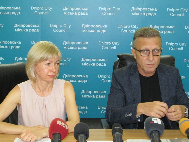 Начальник управления образования департамента гуманитарной политики горсовета Днепра Оксана Салогуб и заместитель городского головы Днепра Александр Шикуленко