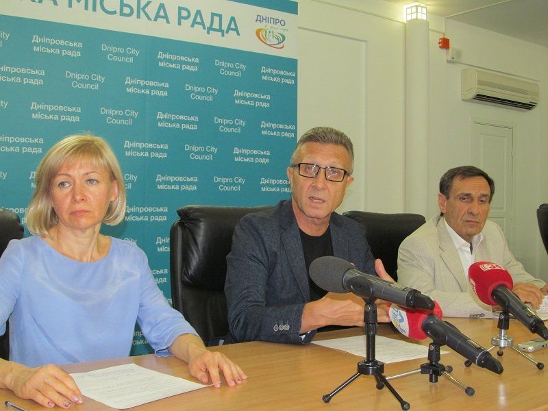 Начальника управления образования департамента гуманитарной политики Днепровского горсовета Оксана Салогуб, заместитель городского головы Днепра Александр Шикуленко, представитель СК «Княжа» Армен Гукосян.