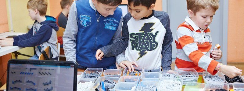 Какие школы Днепра получат кресла-груши и наборы LEGO