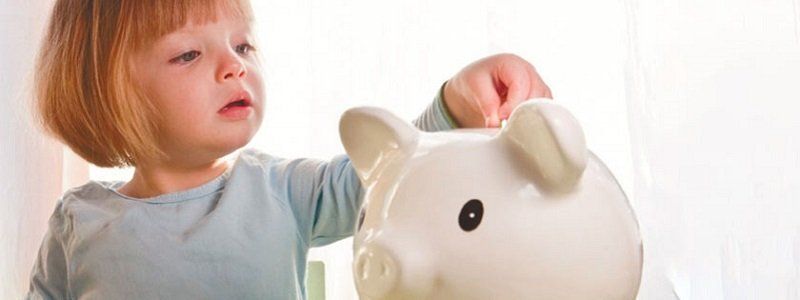 Помощь опекунам, усыновителям и государственные алименты: как их получить