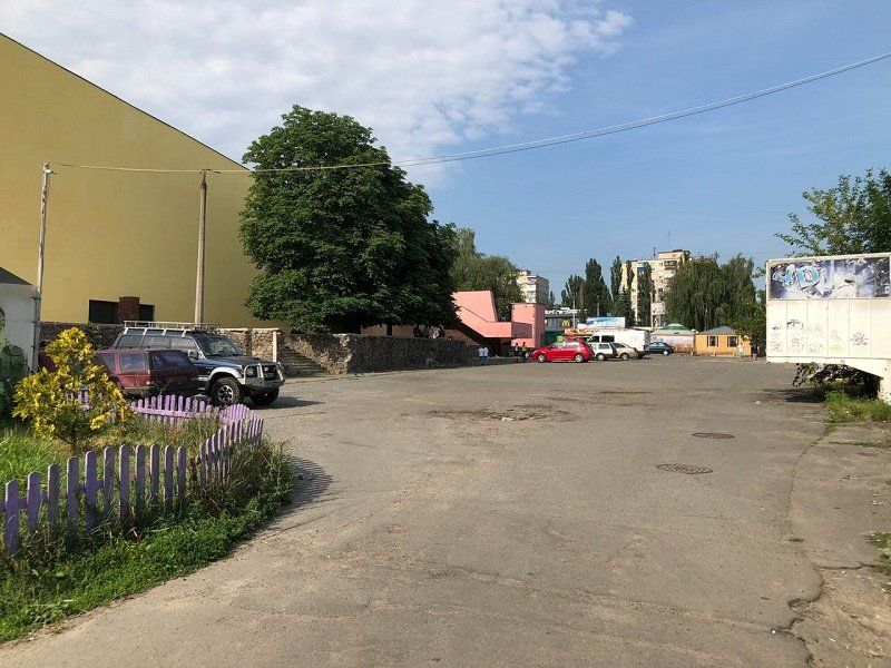 пр. Леся Курбаса,8