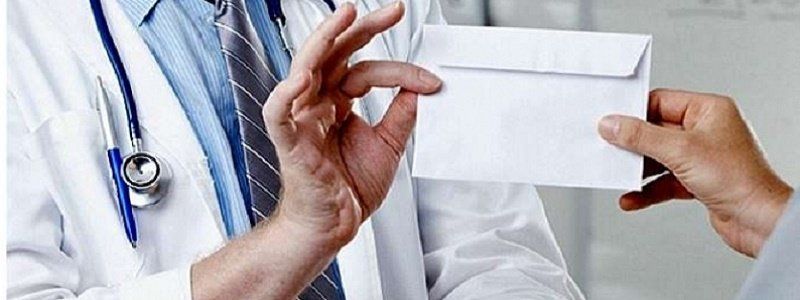 В Новомосковске вынесли приговор ортопеду-травматологу за то, что тот взял деньги за операцию