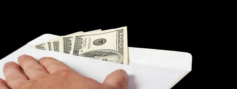 В Днепре прокурора, задержанного на взятке 2 тысячи долларов, суд допустил до работы