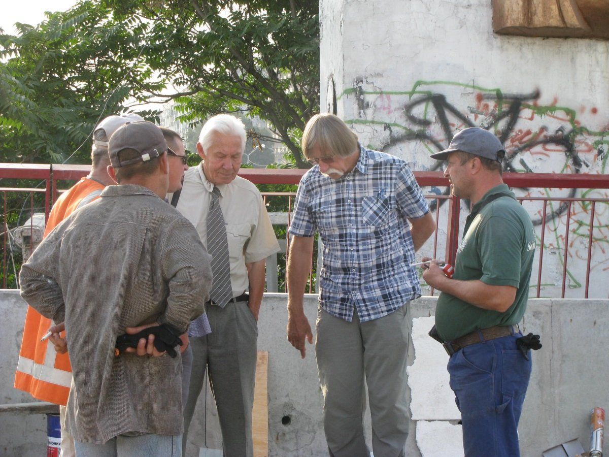 Юрий Зубарев на фото третий справа