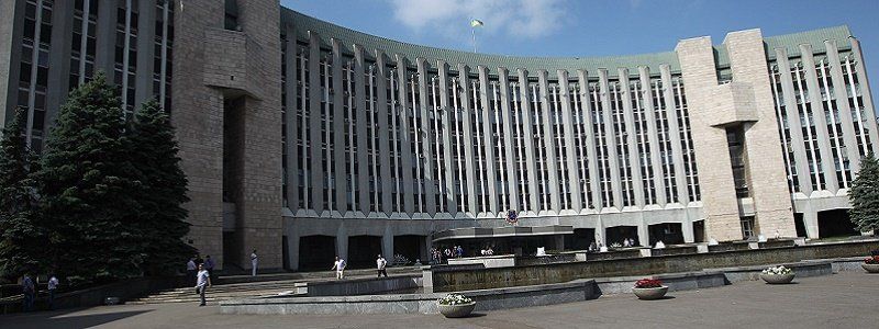 В Днепре профсоюзы работников образования пошли войной на горсовет