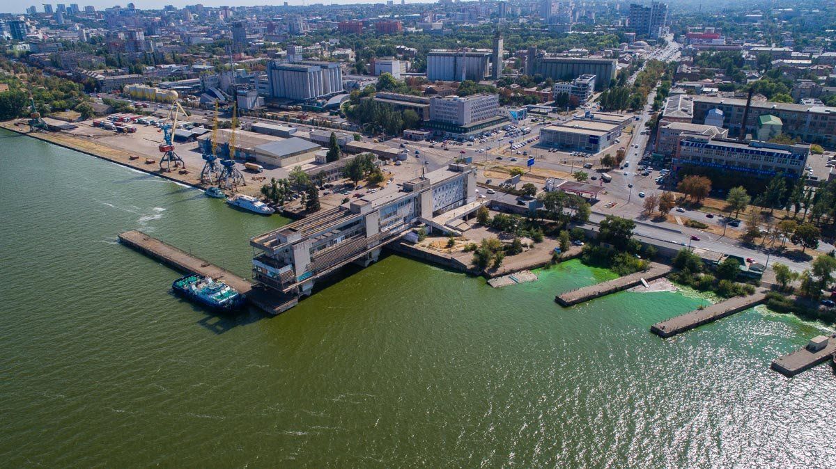 Цвет воды вокруг вокзала тоже не радует