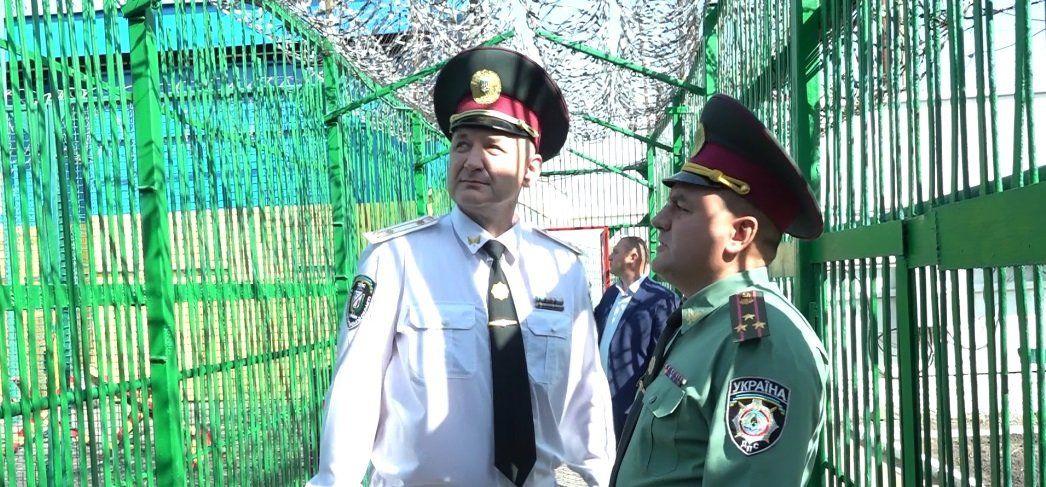 Константин Неверов справа