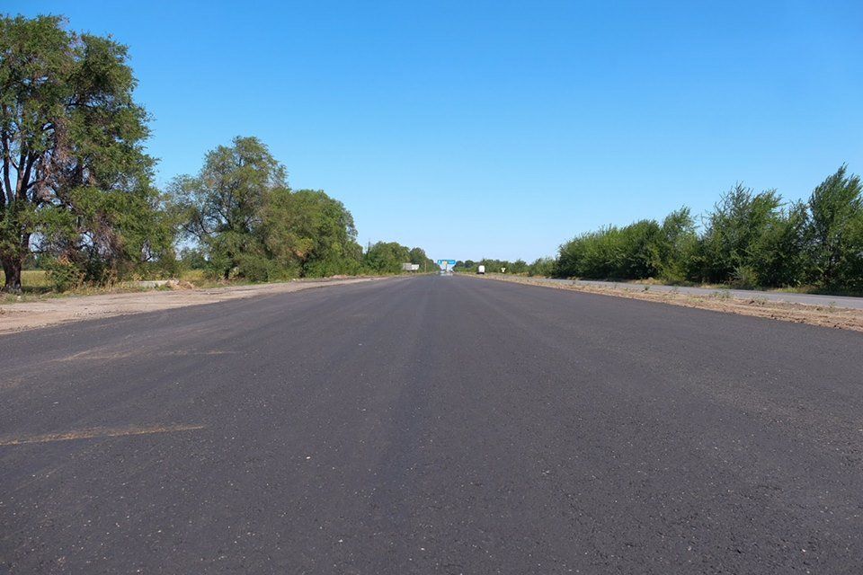 Уложенный выравнивающий слой на трассе Днепр — Кривой Рог