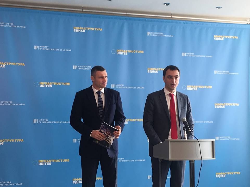 Мэр Киева Виталий Кличко и министр инфраструктуры Украины Владимир Омелян