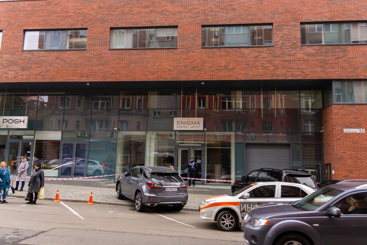 Получив сообщение о минировании помещения, правоохранители просят всех людей покинуть здание и начинают искать взрывчатку.