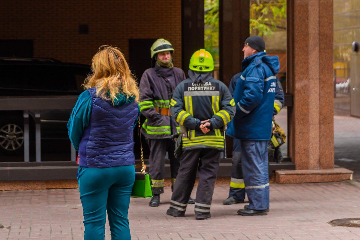 Вместо того, чтобы решать реальные проблемы, полиция и спасатели ищут несуществующие бомбы.