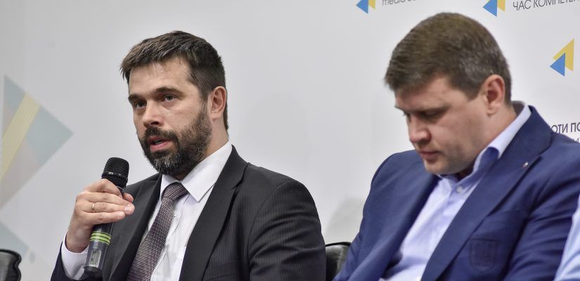 Денис Низалов (слева)