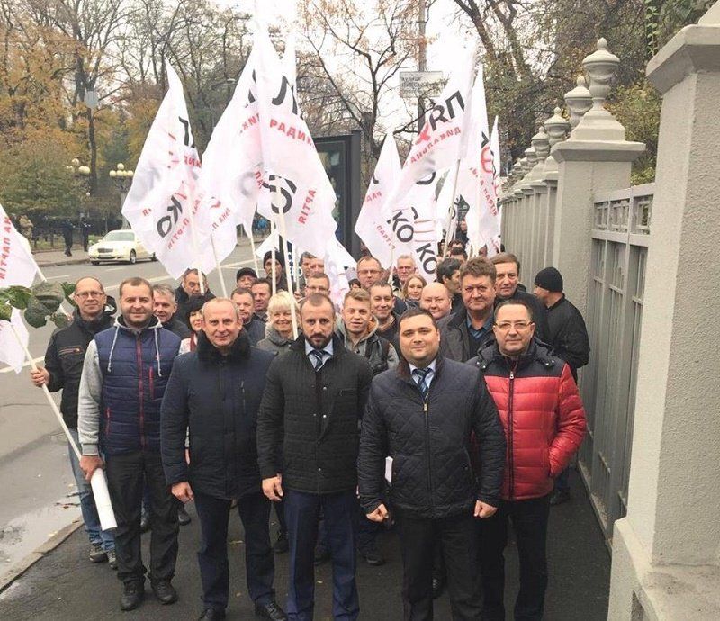 Зачем нардеп Сергей Рыбалка танцевал в соломе и смотрел на еду в больнице под Днепром 8