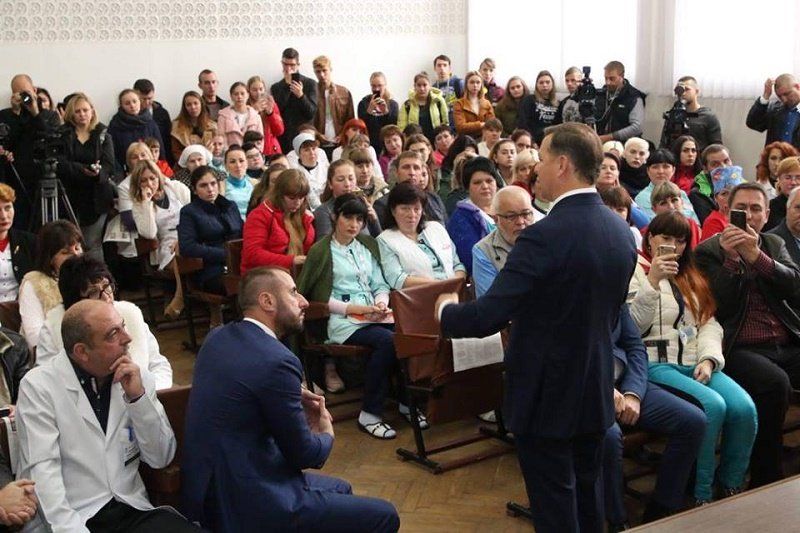 Зачем нардеп Сергей Рыбалка танцевал в соломе и смотрел на еду в больнице под Днепром 9