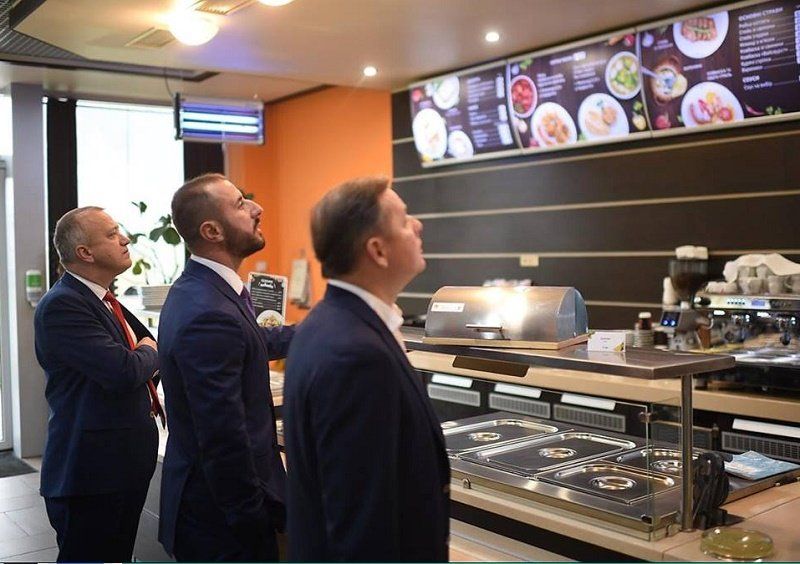 Зачем нардеп Сергей Рыбалка танцевал в соломе и смотрел на еду в больнице под Днепром 10