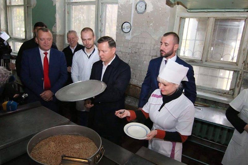 Зачем нардеп Сергей Рыбалка танцевал в соломе и смотрел на еду в больнице под Днепром 11