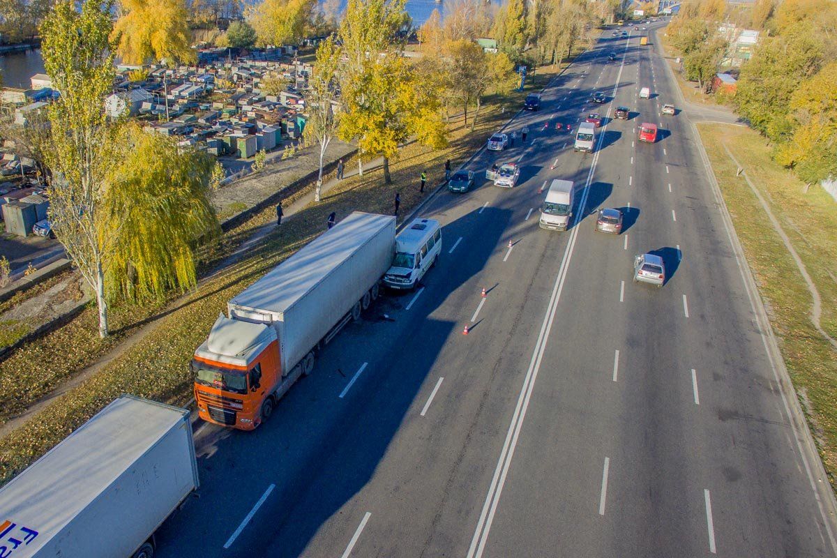 2 ноября 2018 года на улице Маршала Малиновского в Днепре маршрутка №7 въехала в припаркованную фуру.