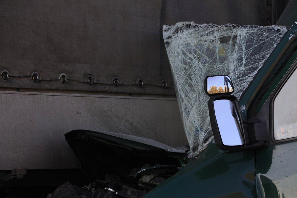 За поврежденный грузовой автомобиль с прицепом с СТО «КАРЛССОН» суд постановил взыскать 27 тыс. 947 грн 20 коп. Пострадавшим суд обязал фирму выплатить 950 тыс. грн, а страховая компания должна была компенсировать 98 тыс. 151 грн.