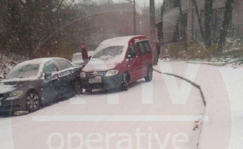 ДТП на Вознесенском спуске. Одна из главных причин сегодняшних ДТП - летняя, лысая резина