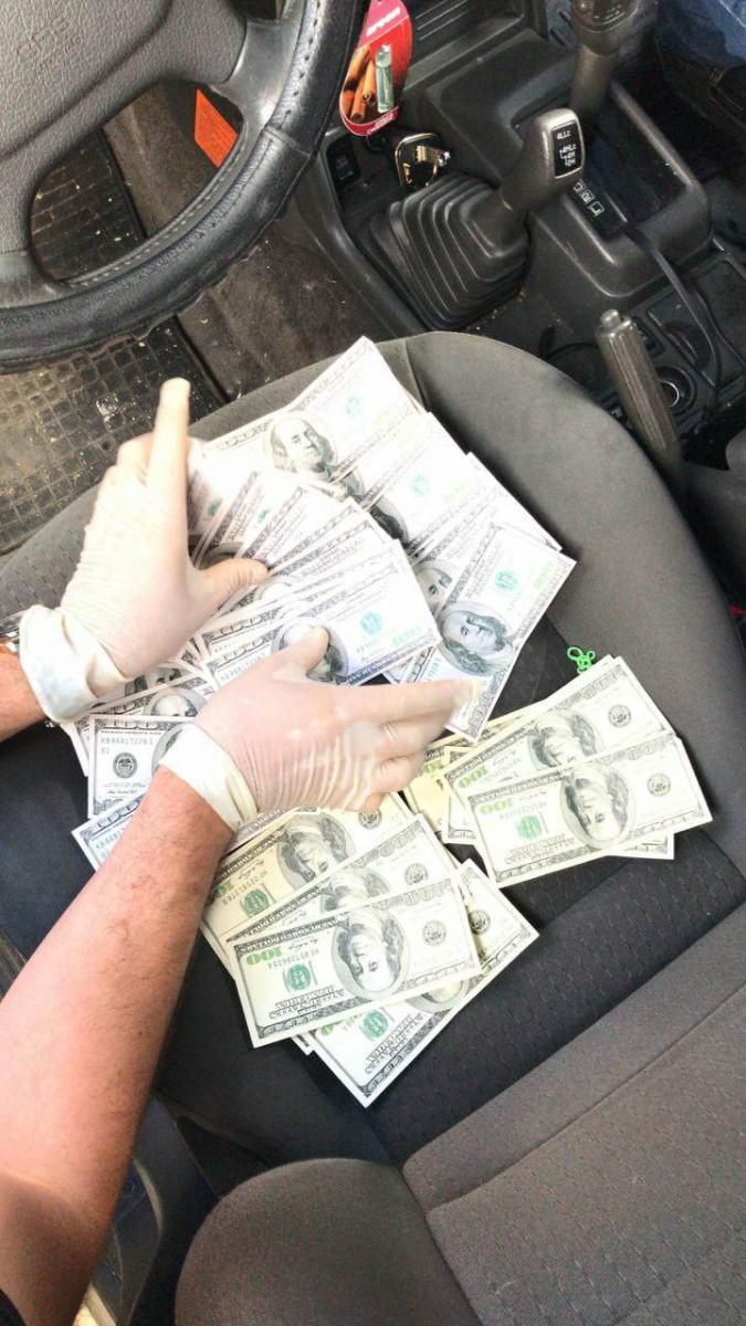 В Днепре майор полиции за взятку 4 тысячи долларов отделался штрафом 2
