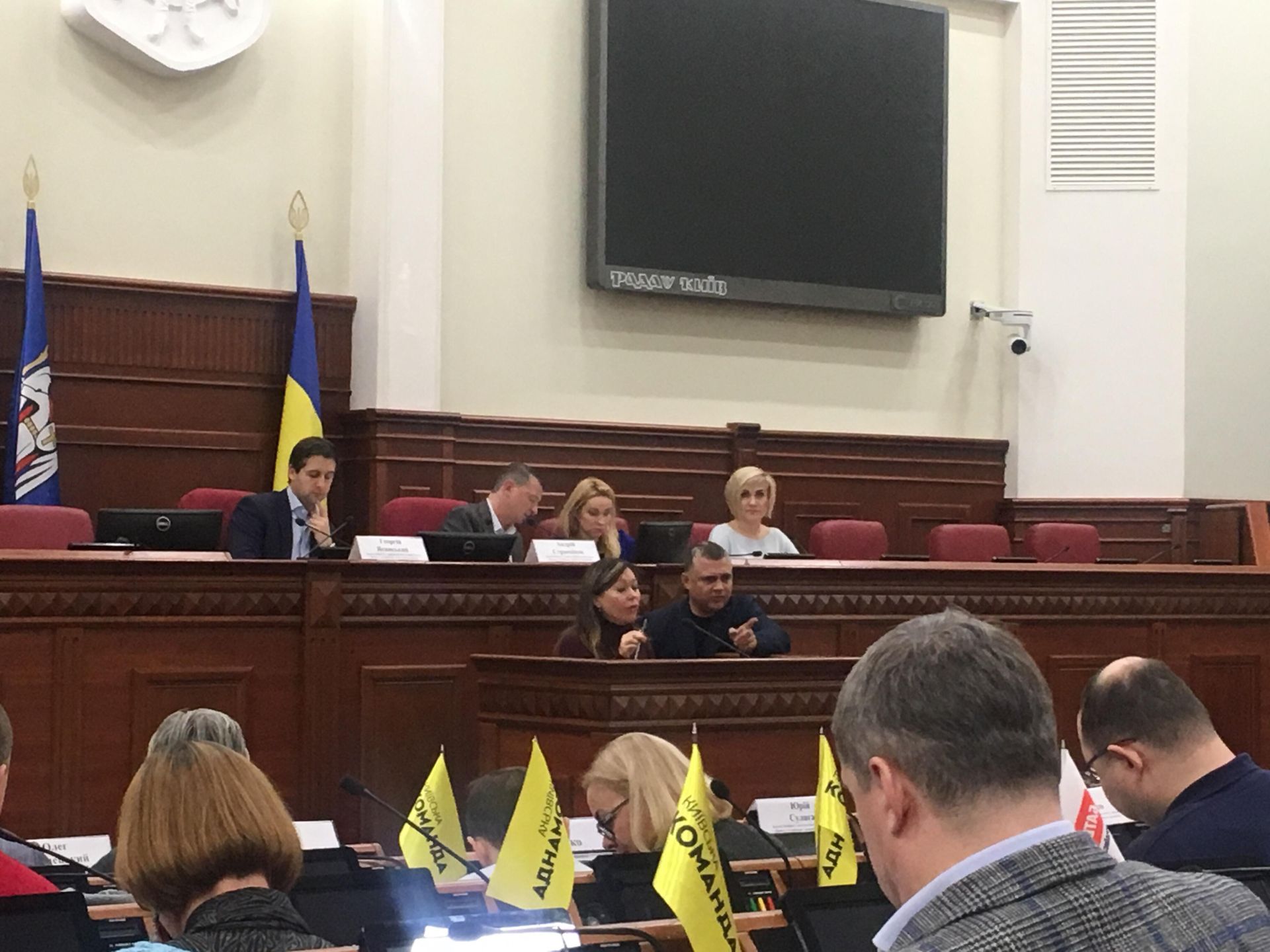 Слева по центру - депутат Елена Овраменко