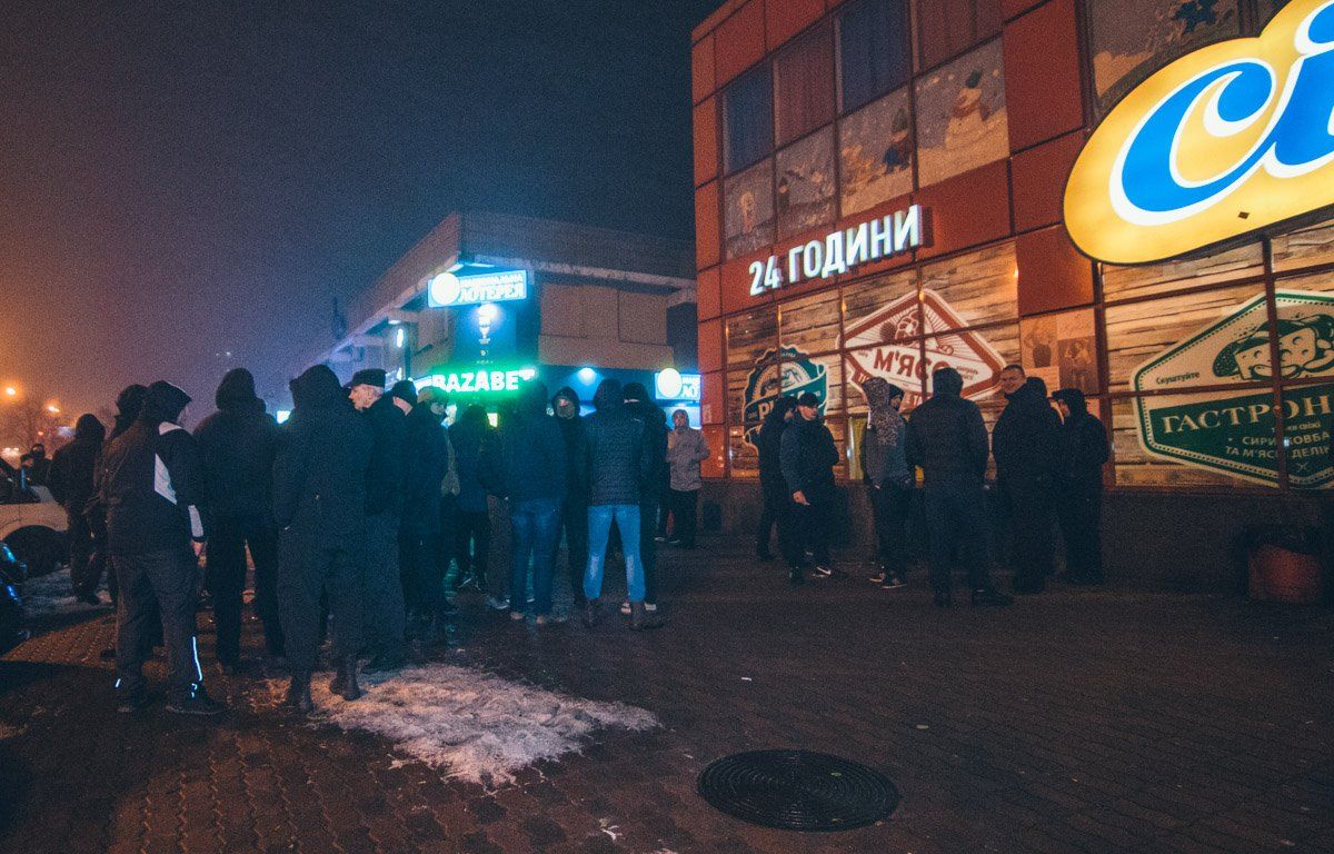 В ночь на 11 декабря на Харьковском шоссе, 144 представители «Національних дружин» пытались захватить здание торгового дома «Дарница».