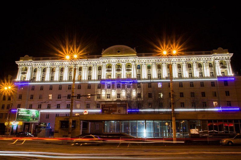 Дома с подсветкой в центре Днепра создают праздничное настроение