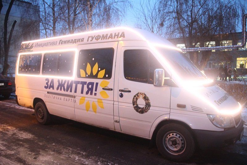 Автобусы с подсветкой и новогодней музыкой добавили горожанам праздничных эмоций