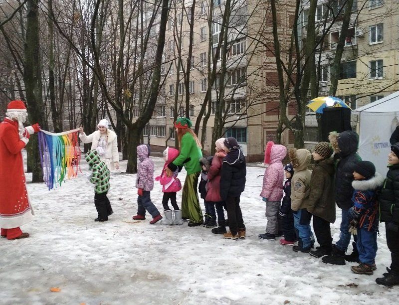 Во дворы микрорайонов к детям приезжает Дед Мороз с аниматорами
