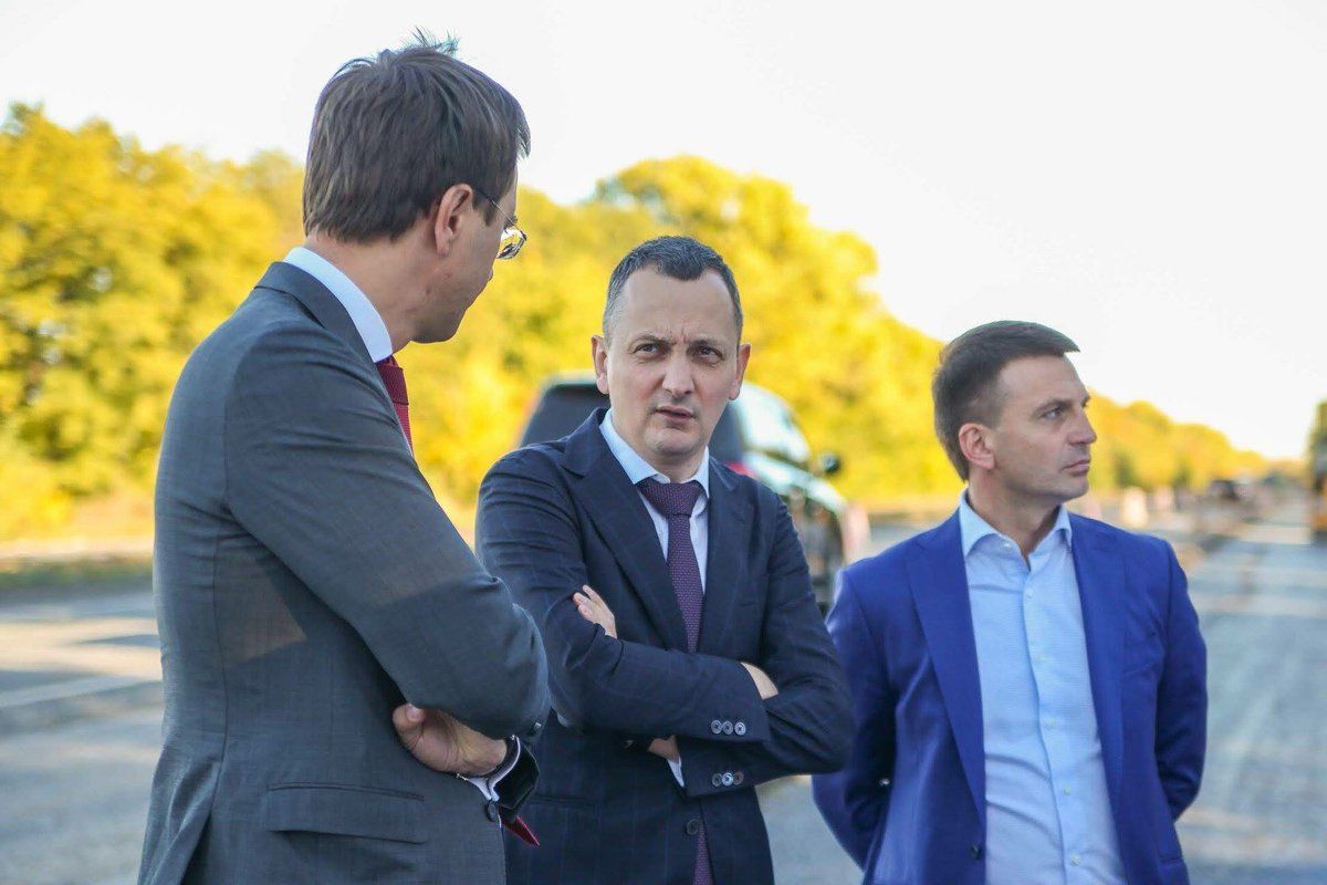 Министр инфраструктуры Владимир Омелян, советник председателя Днепропетровской облгосадминистрации Юрий Голик, председатель Днепропетровского облсовета Глеб Пригунов