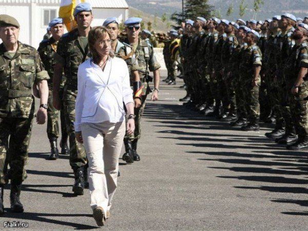 Карме Чакон проводит смотр войск