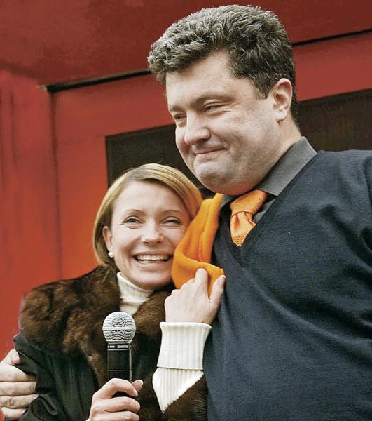 На волне Оранжевой революции Юлия Тимошенко стала премьер-министром Украины. Ее премьерство запомнилось реприватизацией «Криворожстали», а также «бензиновым кризисом» и «сахарным кризисом». Петр Порошенко тогда был главой СНБО.