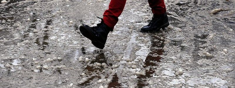 Кто виноват в снежной каше и гололеде под ногами жителей Днепра