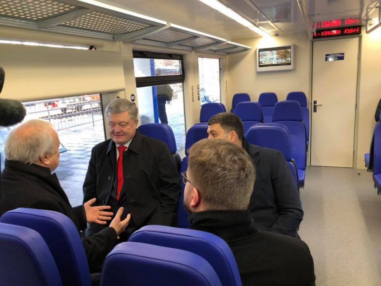 Открывали поезд президент Петр Порошенко и премьер-министр Владимир Гройсман